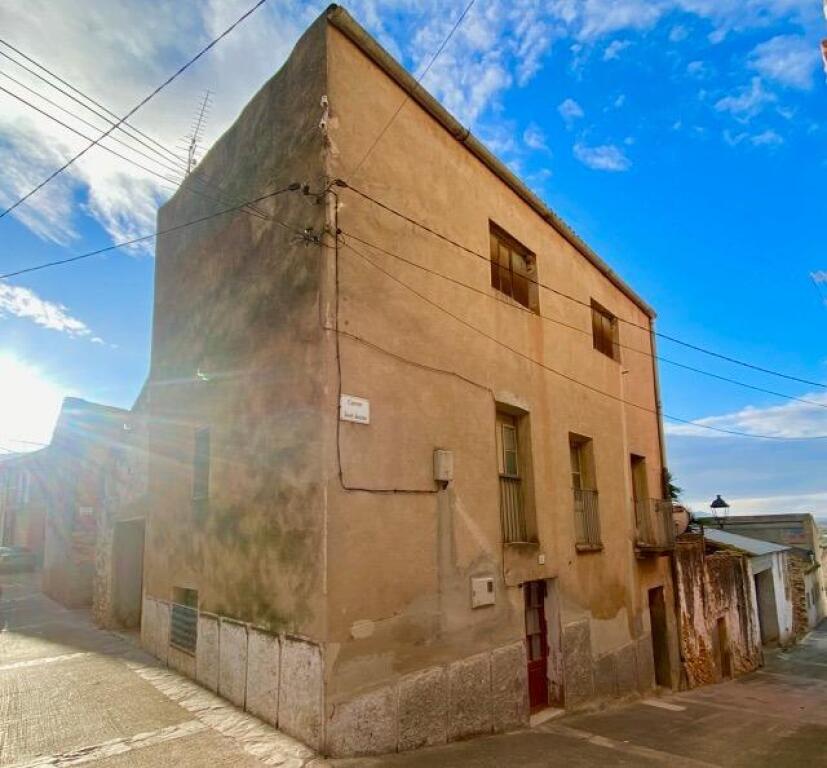 Foto casa esquinera con estructura reformada en freginals