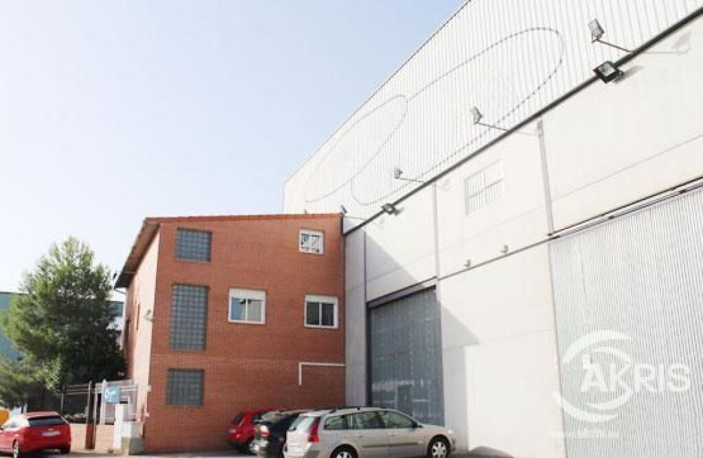 Foto nave industrial ocupada en cobeja, no se puede visitar