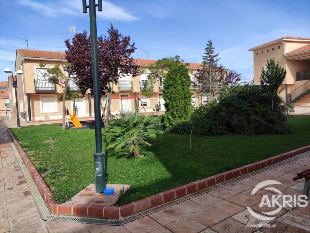 acogedor adosado en urbanizacion privada foto grande (3)