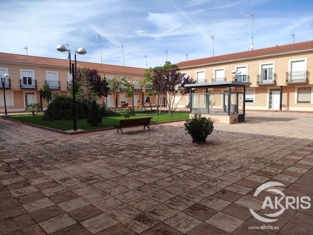 acogedor adosado en urbanizacion privada foto grande (2)