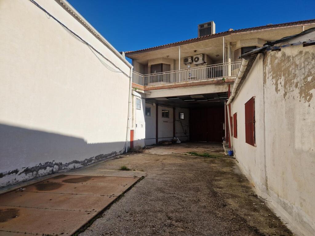 nave industrial en venta en torrijos de 1671 m2 foto grande (2)
