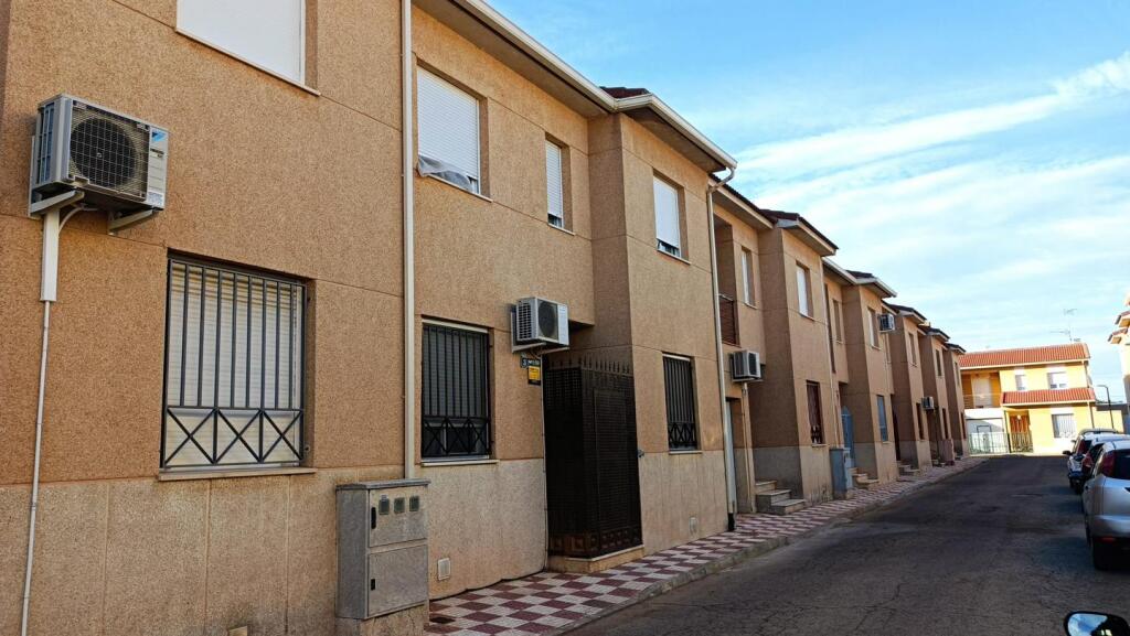 chalet en perfecto estado en urbanizacion en lillo foto grande (2)