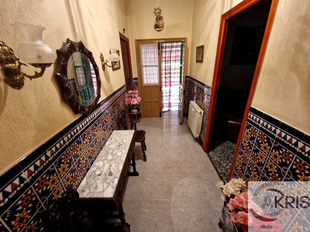 casa de esquina muy bien ubicada! foto grande (2)