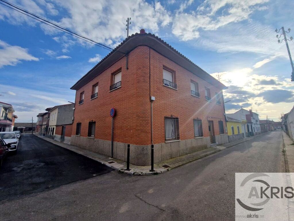 Foto casa de esquina muy bien ubicada!