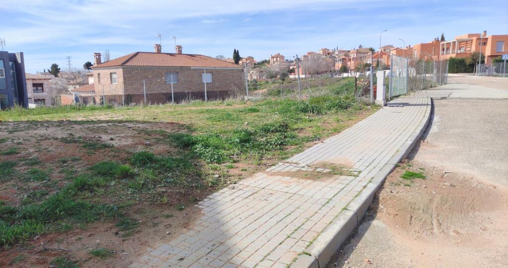 magnifica parcela rectangular en zona alta urb abadia foto grande (3)