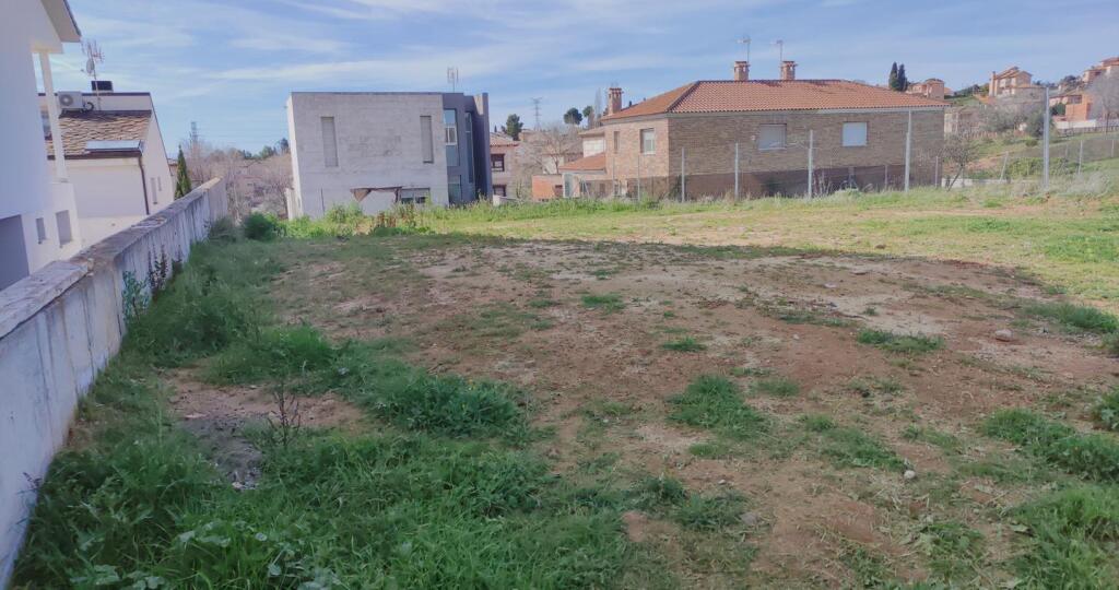 Foto magnifica parcela rectangular en zona alta urb abadia