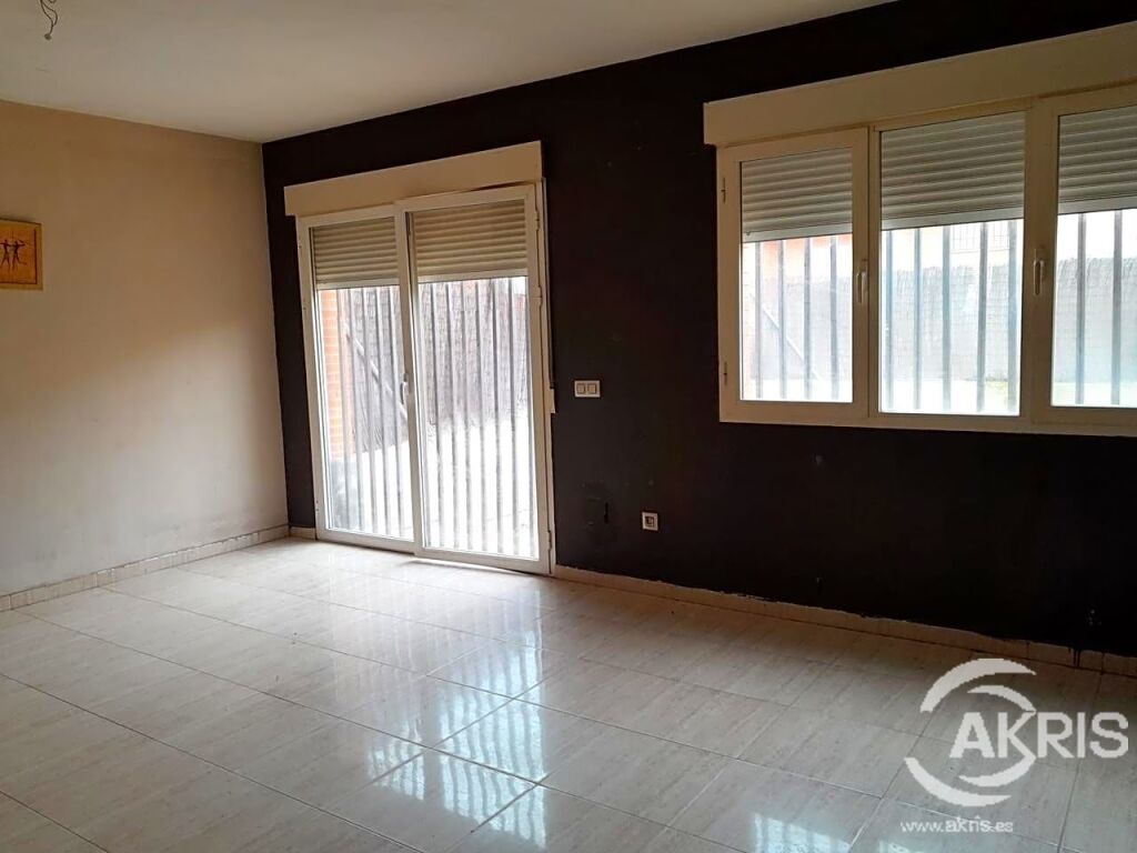 chalet adosado en yuncos en zona residencial foto grande (2)