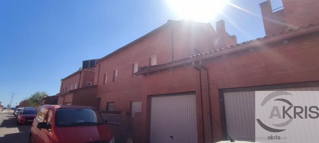 chalet adosado con 4 dormitorios y patio en chozas de canales foto grande (2)