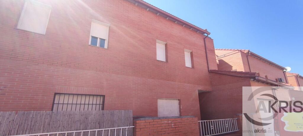 Foto chalet adosado con 4 dormitorios y patio en chozas de canales
