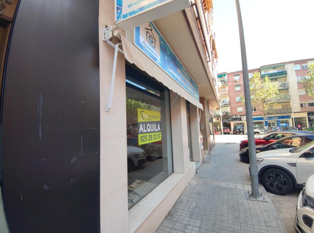 estupendo local en alquiler, muy bien situado en calle comercial foto grande (2)