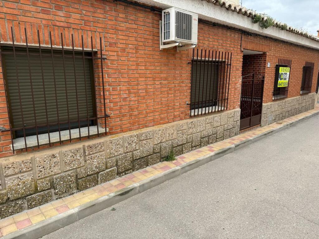 Casa patio distribuida tres  de segunda mano - Casa en una planta en Totanes