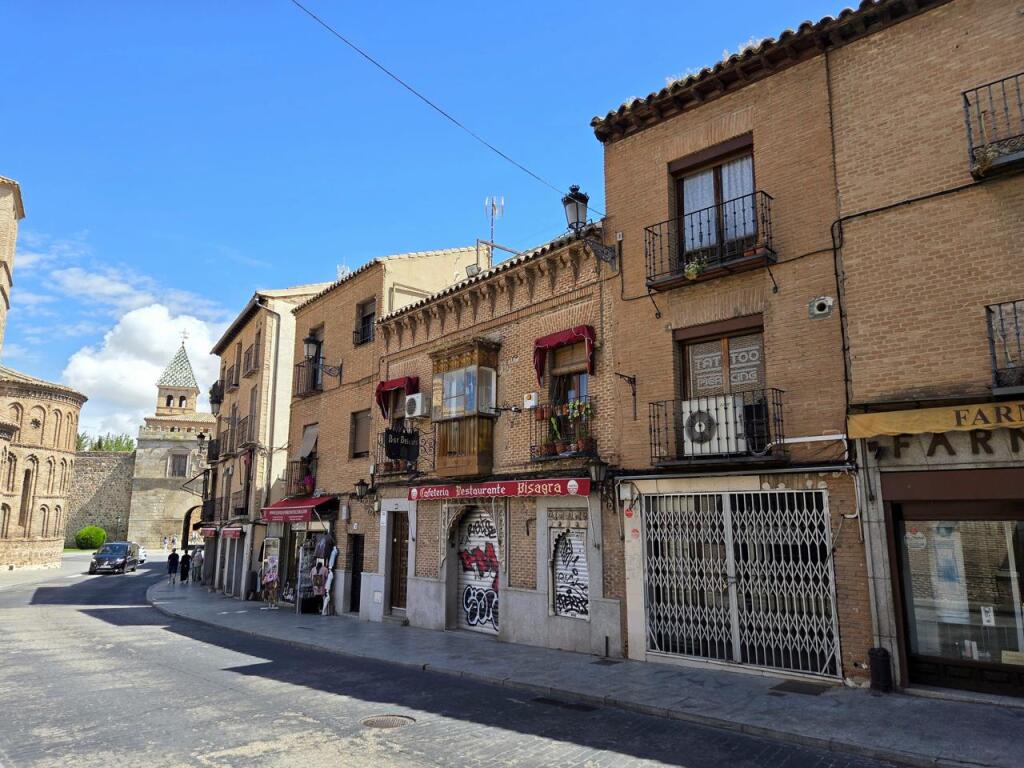 Foto casa con local en puerta bisagra