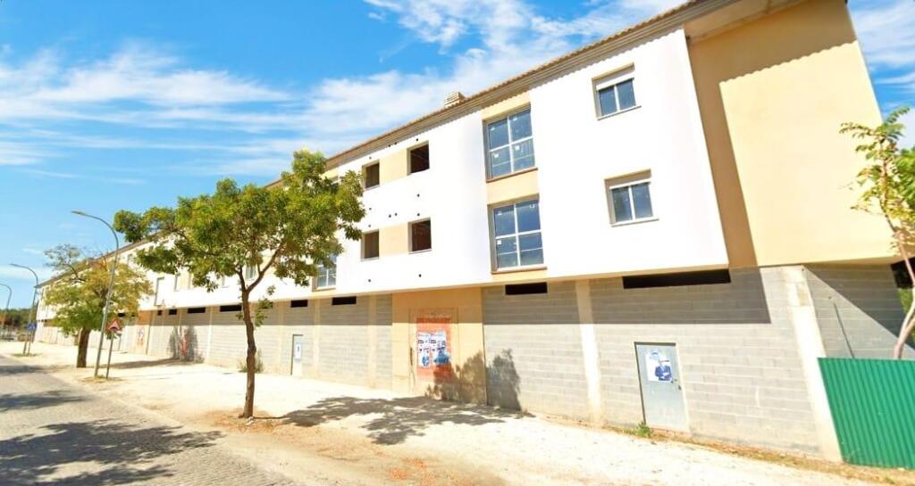 Foto edifico de 81 viviendas y 5 locales comerciales en mora
