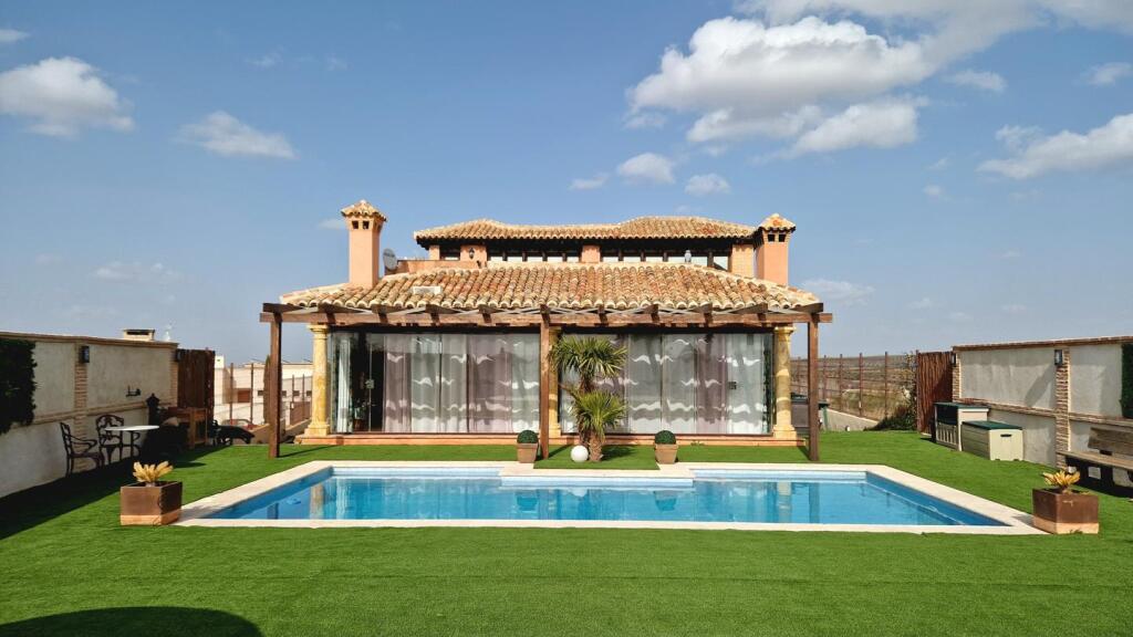 ¡vivienda única y exclusiva en layos golf! foto grande (2)