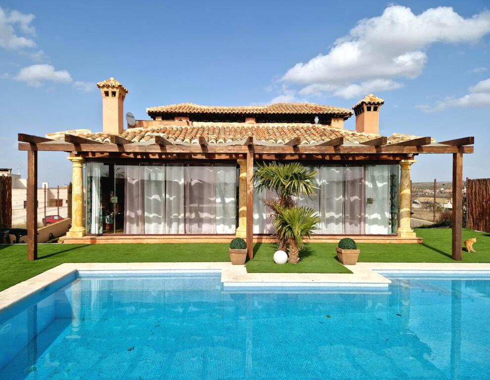 ¡vivienda única y exclusiva en layos golf! foto grande (3)