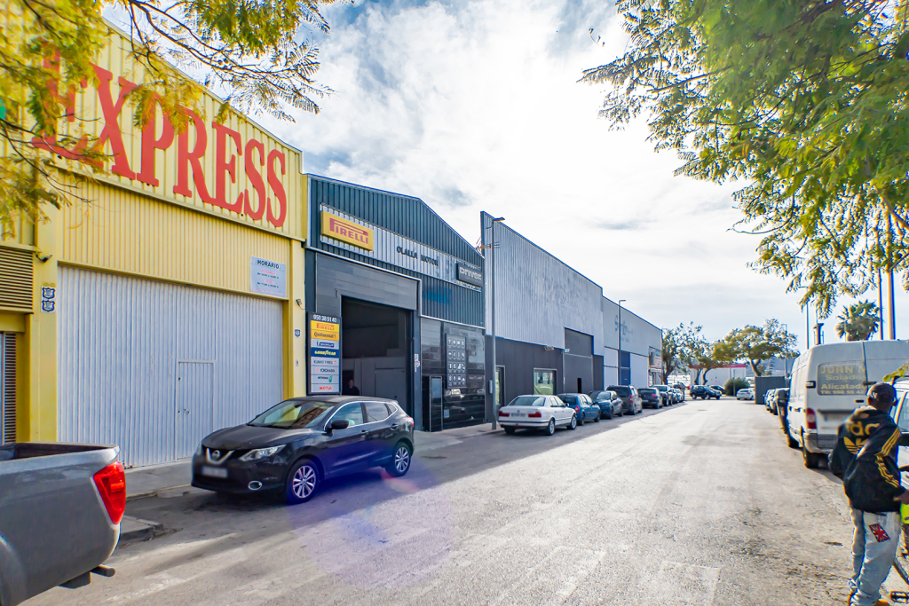 nave comercial en traspaso en campohermoso almería foto grande (3)