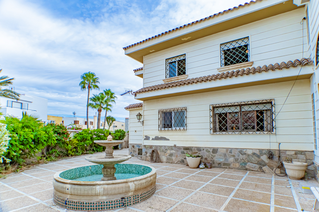 Foto casa-chalet en venta en almería almería