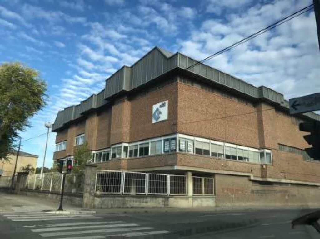 Camiones 3500kg pluma  de segunda mano - Edificio singular en Venta en Vitoria Álava