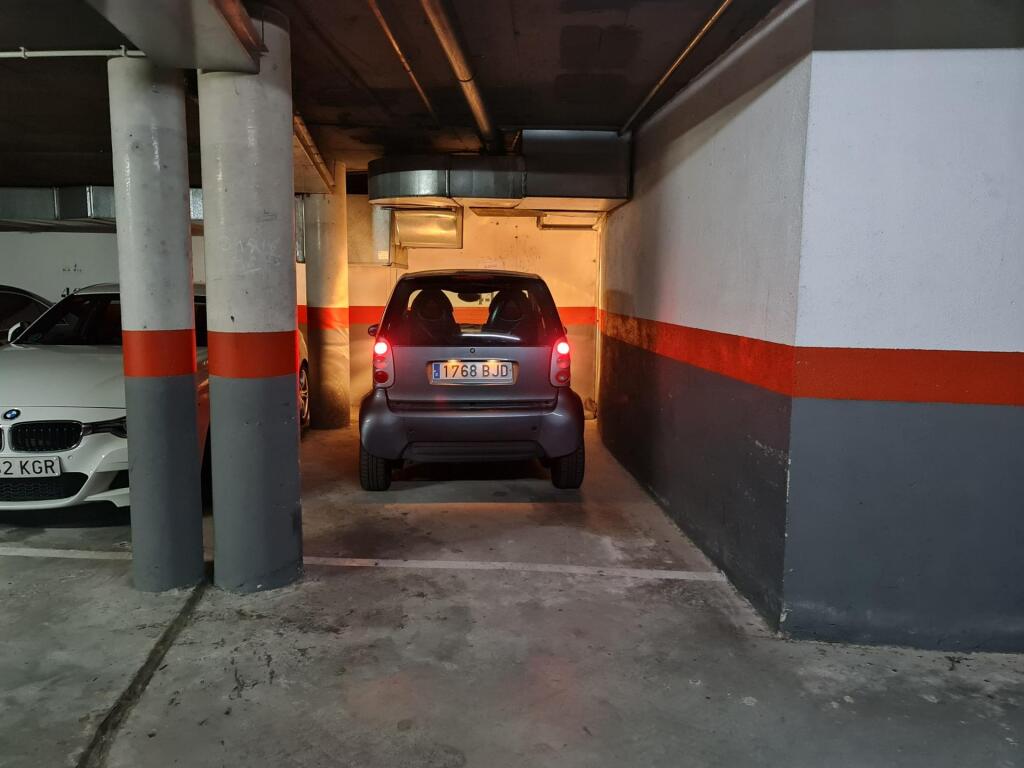 Foto parking coche en alquiler en castelldefels barcelona
