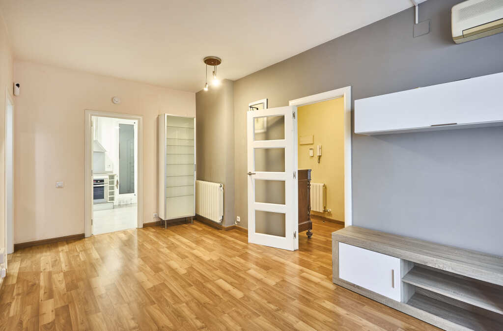 Antigua puerta madera  de segunda mano - Piso en Venta en Hospitalet De Llobregat Barcelona SANTA EULALIA