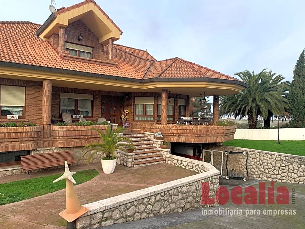 gran chalet independiente en maliaño foto grande (3)