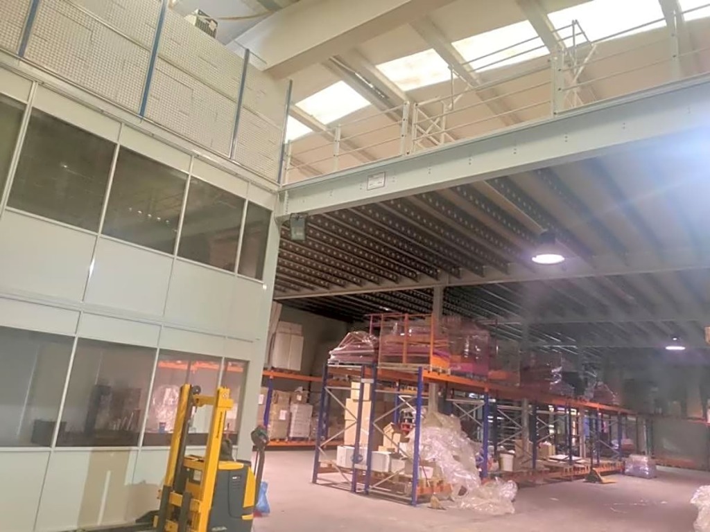 Foto nave industrial en polígono de barros