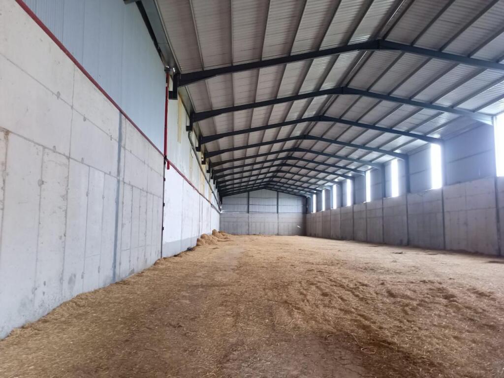 Foto nave granelera junto a a-67 en palencia