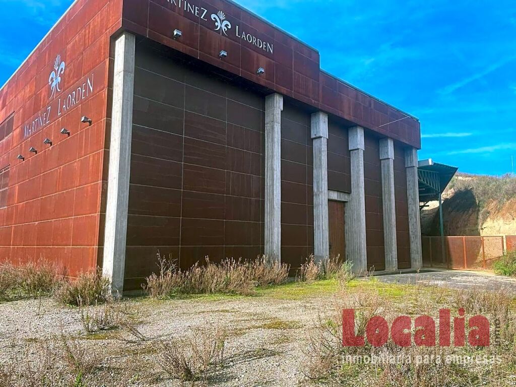 Foto amplia bodega de vinos en cenicero, la rioja