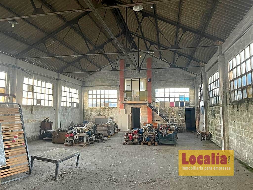 Foto nave industrial en el casco urbano de torrelavega