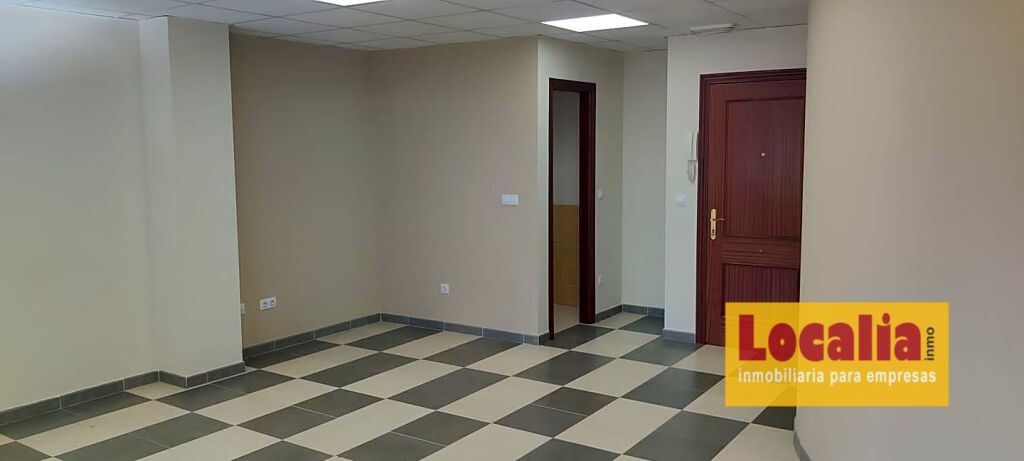 Foto oficina en edificio profesional en torrelavega.