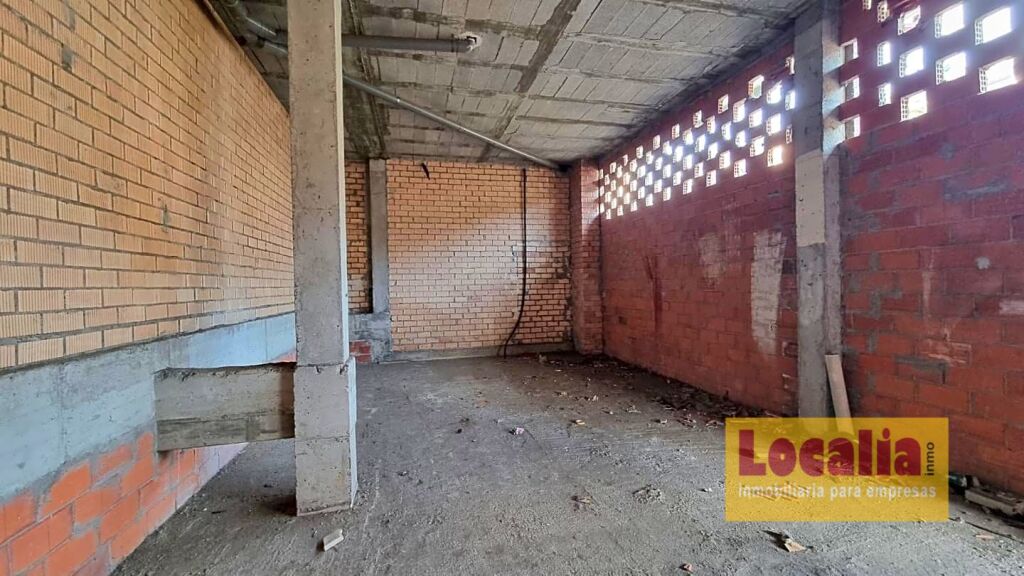 Foto local comercial en bruto en el astillero