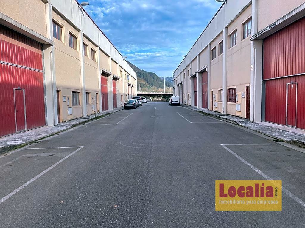 Foto nave industrial en el polígono de barros