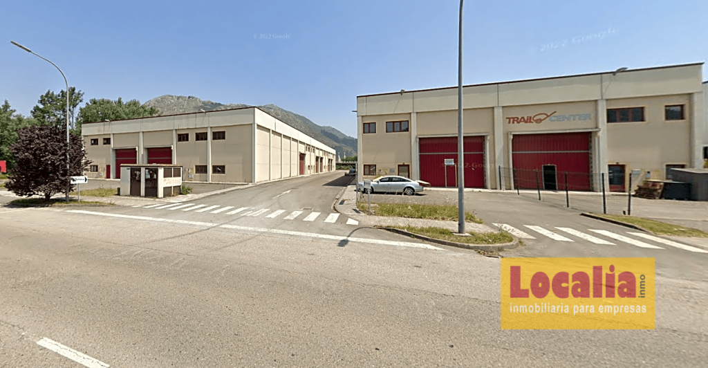 Foto nave industrial en polígono de barros, cantabria