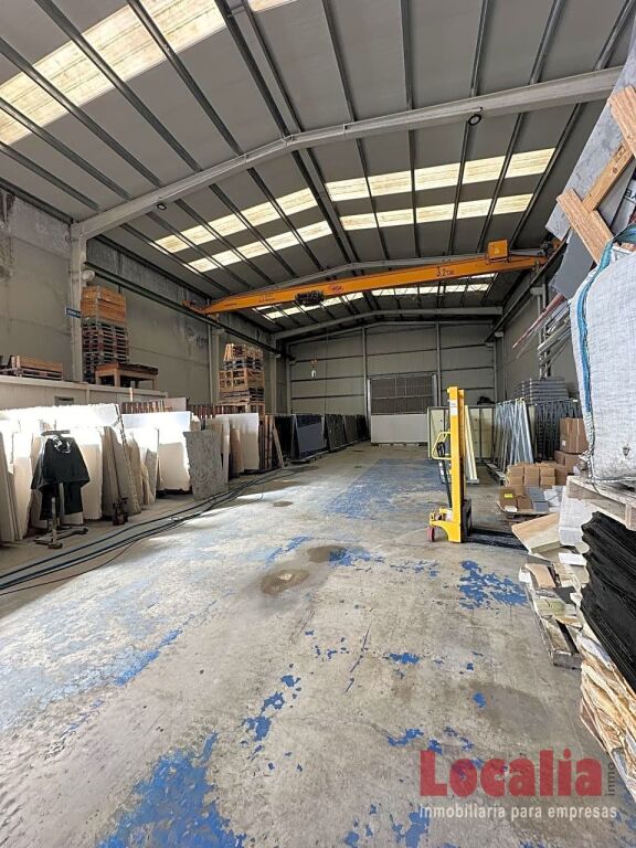 Foto nave de 1400m2 con edificio comercial en cantabria