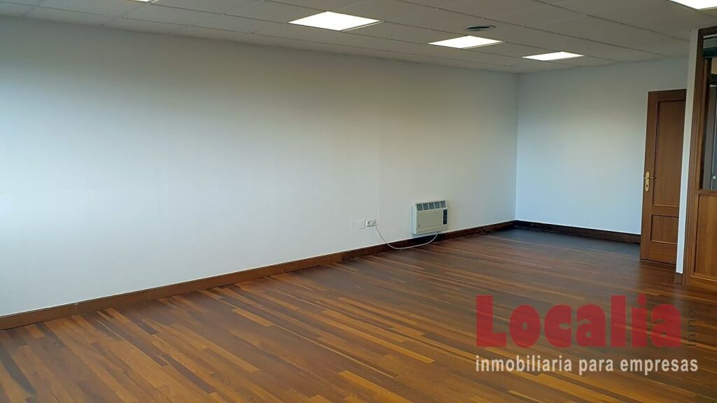 Foto amplia oficina profesional de 95m² en santander