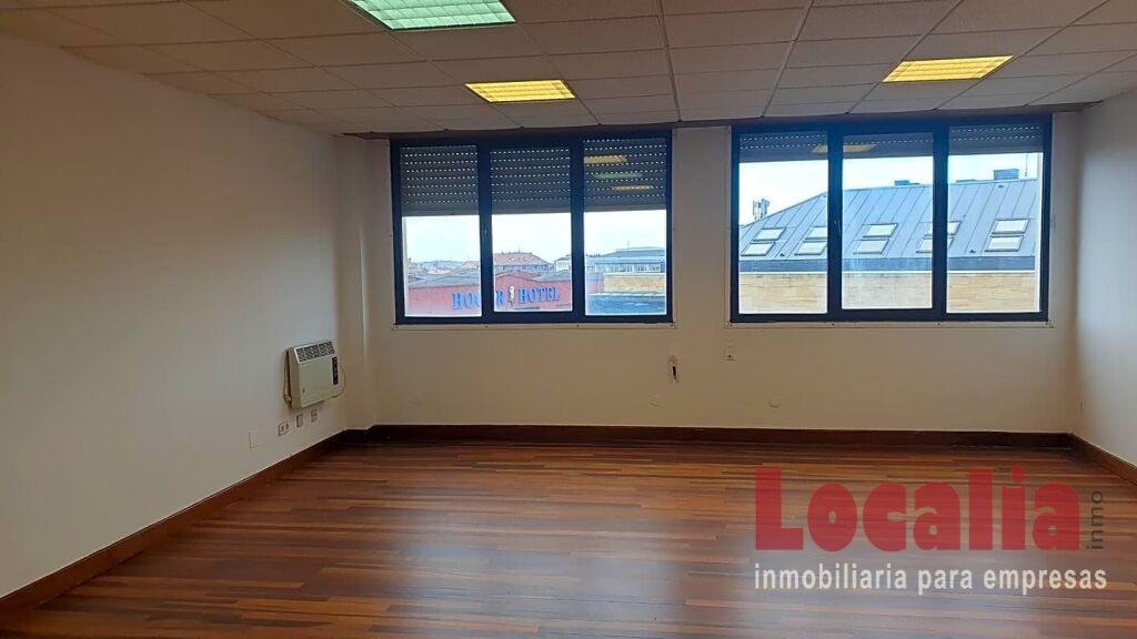 Foto amplia oficina de 95m² en santander