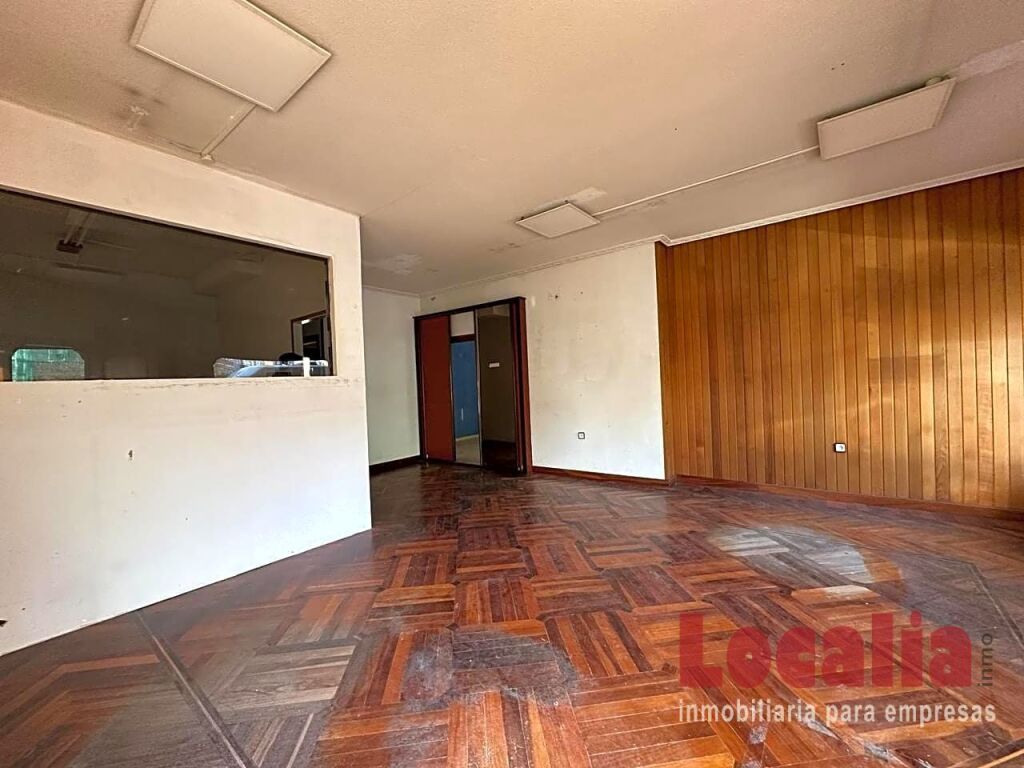 Foto amplio local comercial con dos entradas en torrelavega