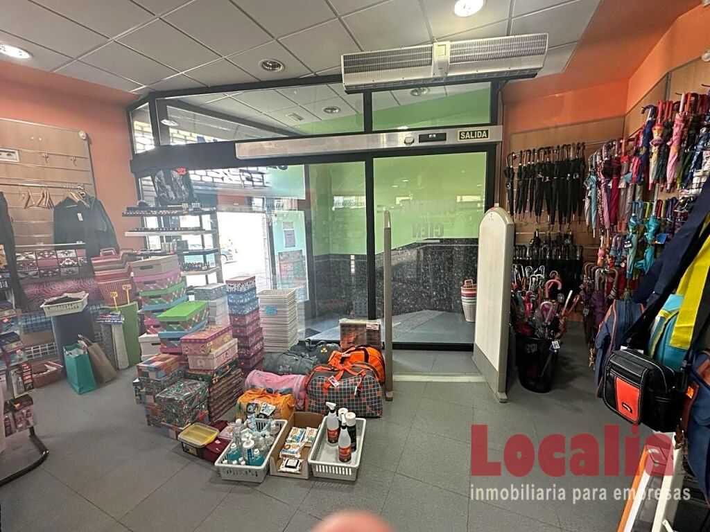 Foto espacioso local en céntrica calle de reinosa, cantabria.