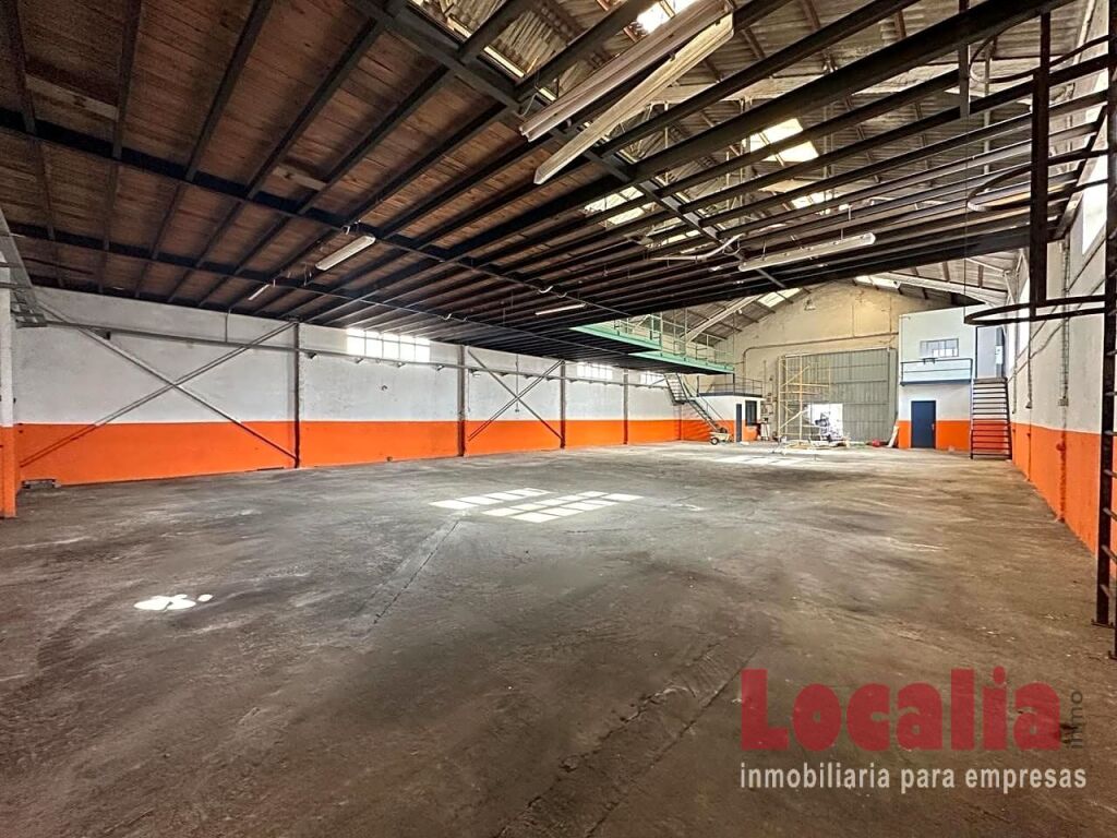 Foto nave industrial aislada en polanco, cantabria.
