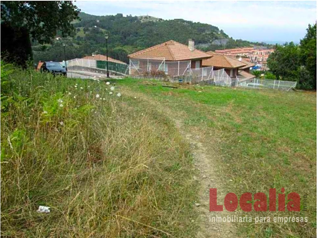 Foto suelo urbano con vistas al mar en castro-urdiales