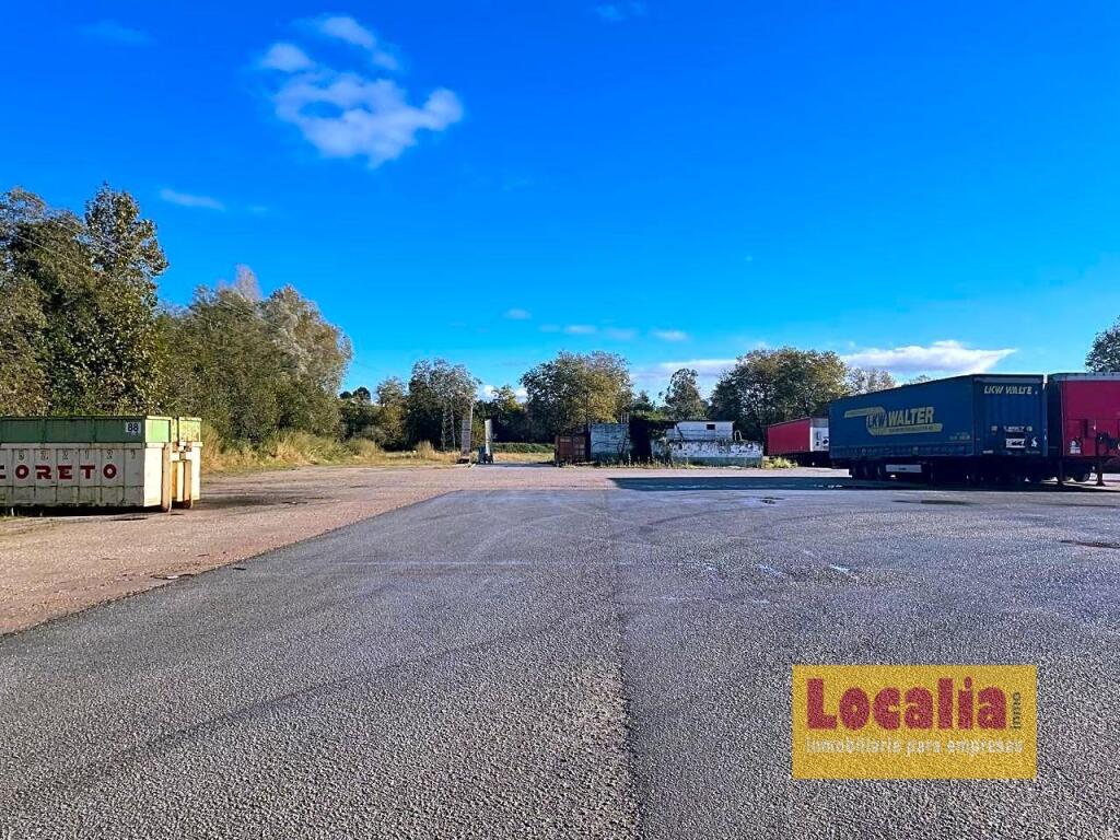 Foto extensa parcela para aparcar coches y camiones.