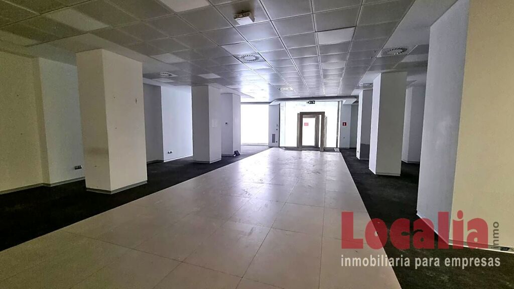 Foto local acondicionado como oficina bancaria torrelavega
