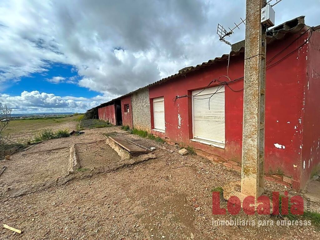 Foto amplio suelo rústico con nave y piso en palencia.