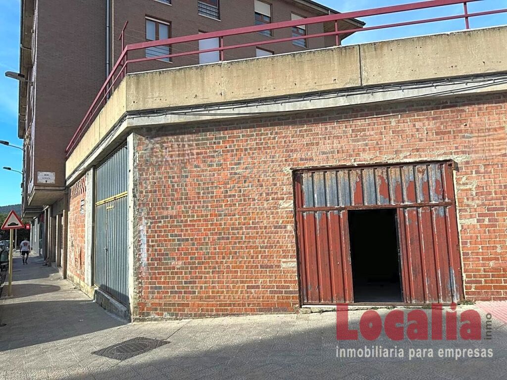 Foto local comercial con dos entradas en torrelavega.