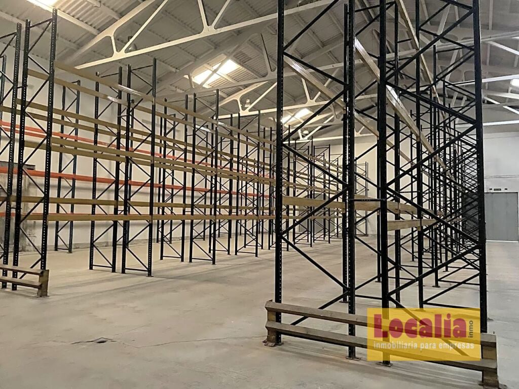 Foto nave logística y  distribución en cantabria