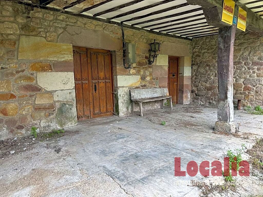 casa de piedra de dos niveles con jardín. foto grande (2)