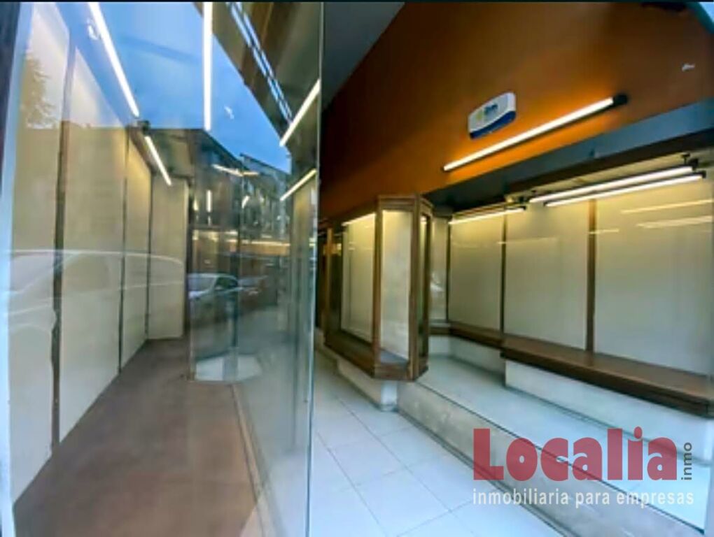 Foto local de dos niveles y 84 metros en torrelavega.