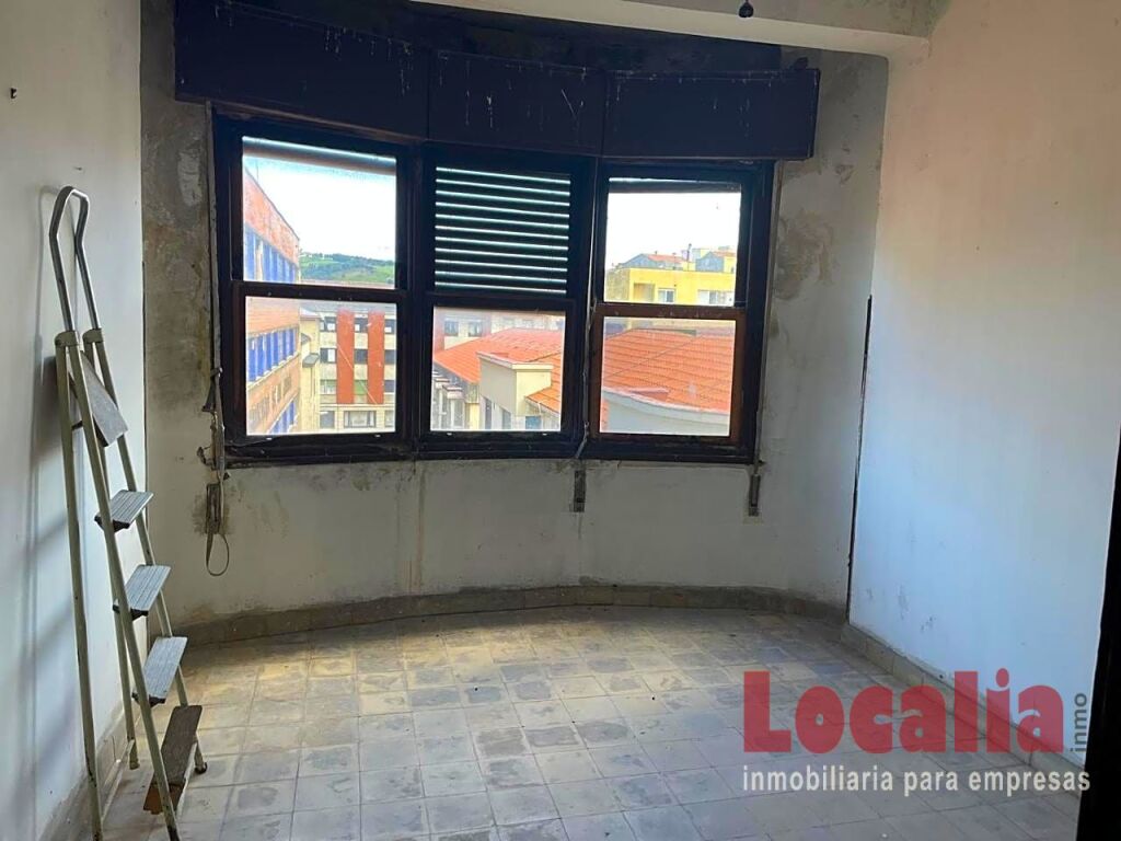 Foto amplio piso para reformar en torrelavega.
