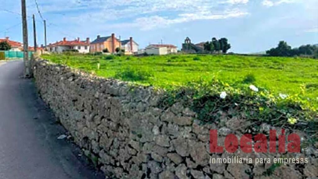 Foto extenso suelo urbano en cóbreces, cantabria.
