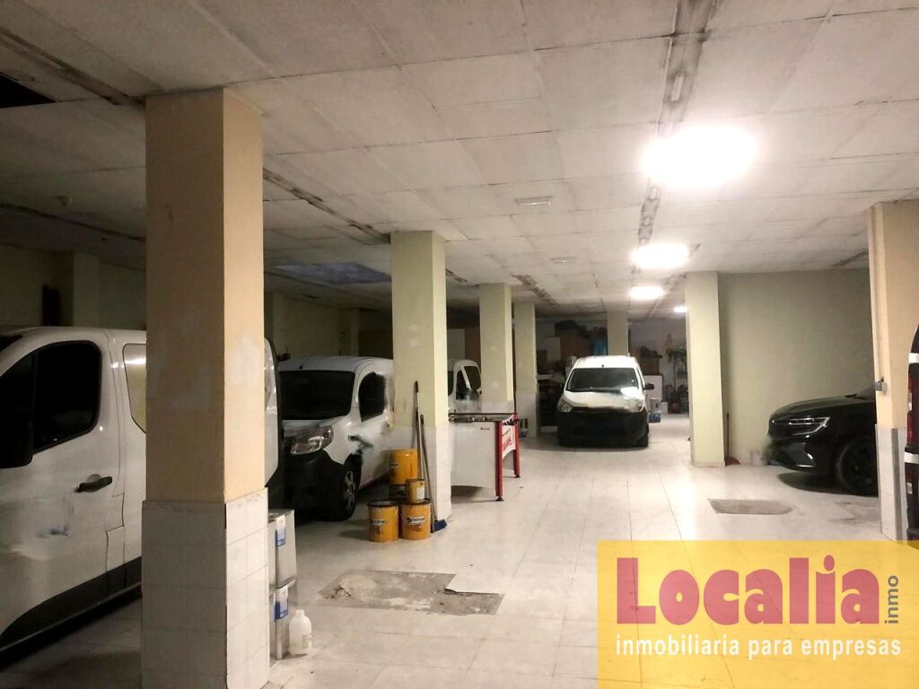 Foto singular y amplio local en venta en torrelavega.